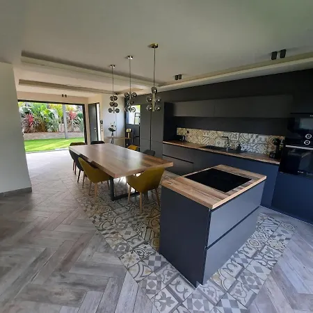 بيت للعطل Villa With Heated Pool Close To Beach