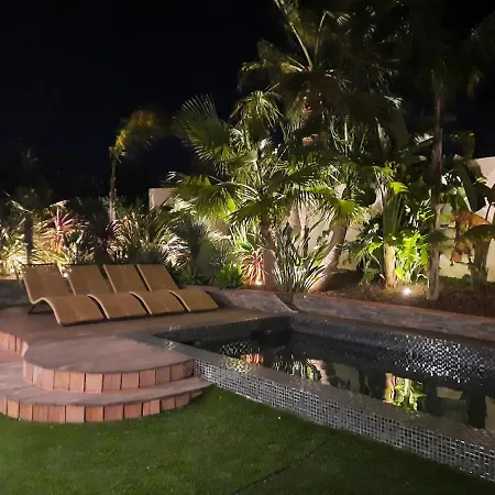 Дом отдыха Villa With Heated Pool Close To Beach Санари-сюр-Мер